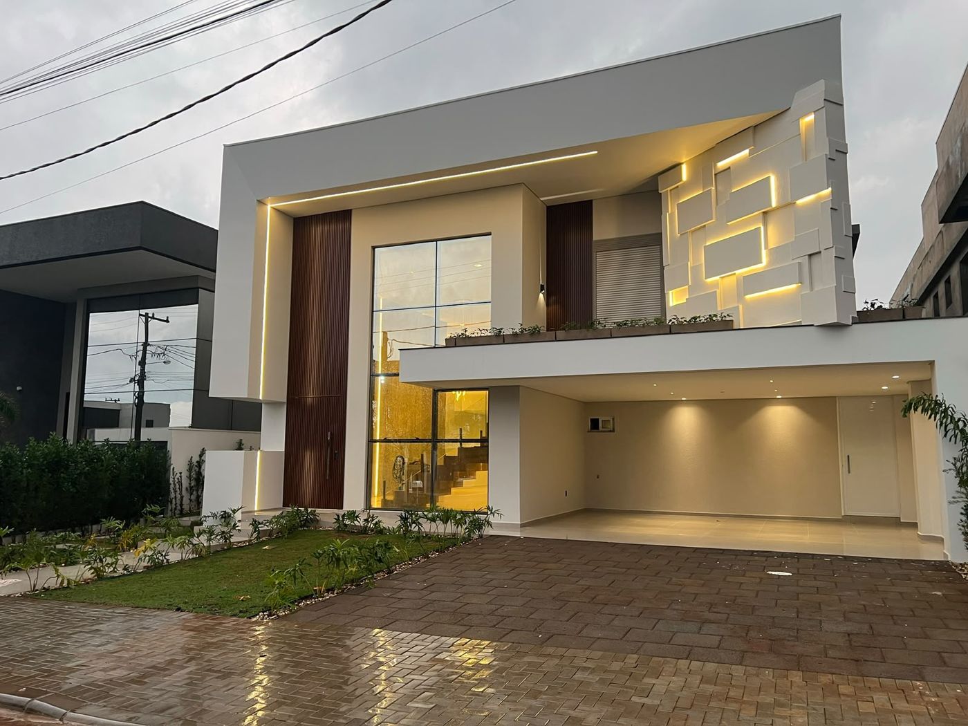 Fachada da Casa D&N ao anoitecer
